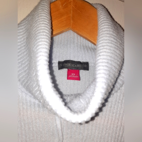 Soft, cozy Vince Camuto turtle neck - Picture 3 of 4